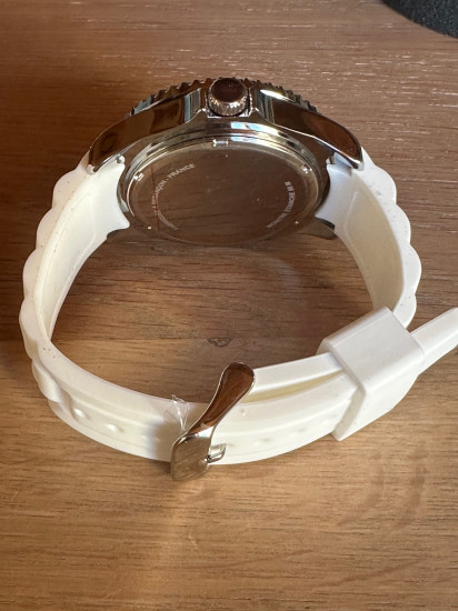 montre métal blanche